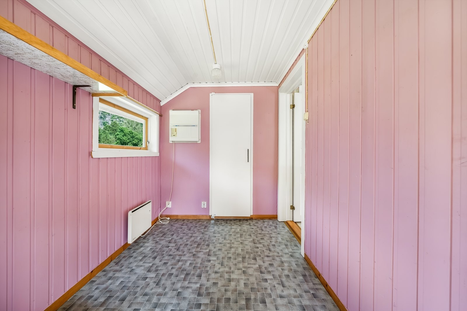 Avkledningsplass i entréen og inngang til kjølerom. Galleribilde
