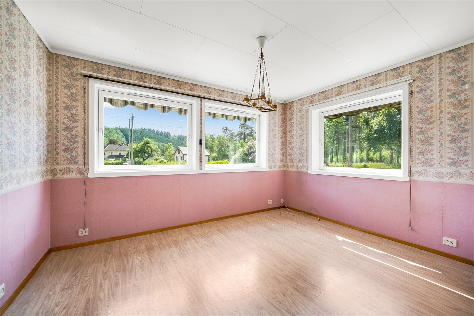 Spisestue med naturlig lysinnslipp fra flere vinduer og med gode møbleringsmuligheter. Galleribilde