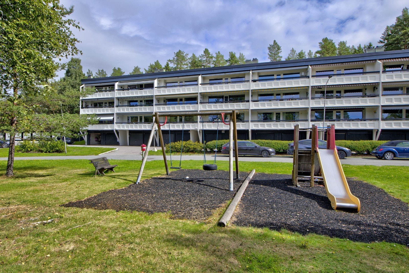 Sittegrupper, lekeplasser, m.m. på sameiets fellesområder - plass til parkering på sameiets tomt (blant annet rett uten for blokken, til venstre i bildekanten) Galleribilde