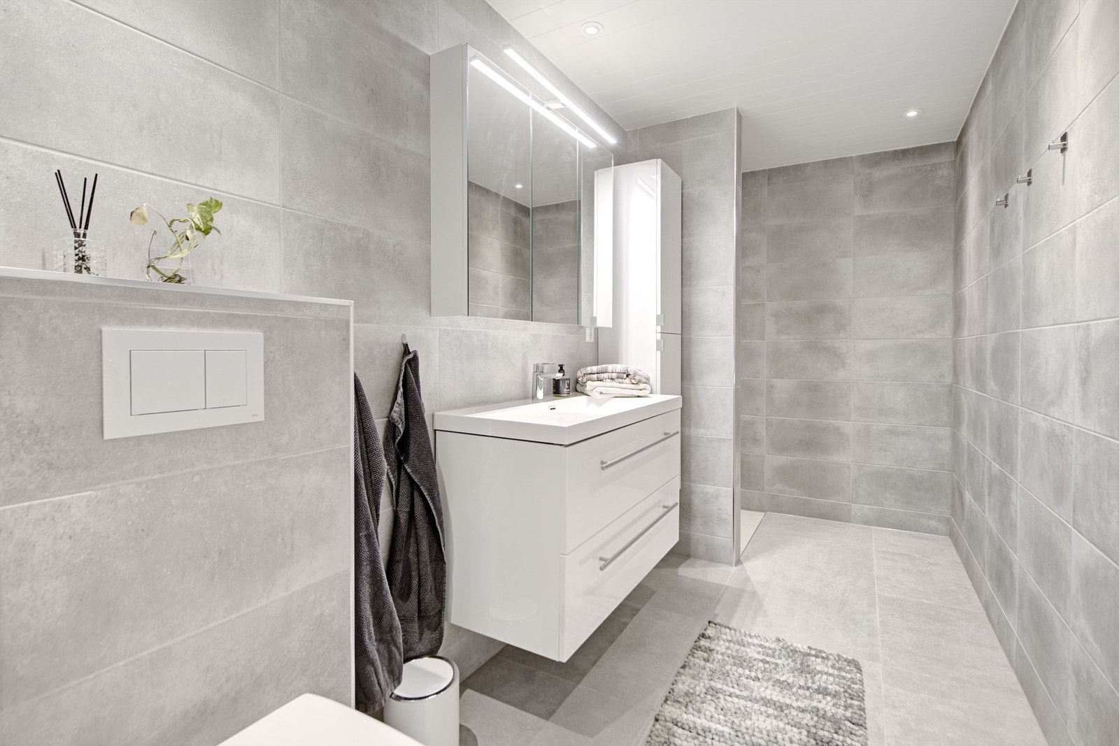 Bad - moderne baderom fra 2020 - flislagt gulv med gulvvarme - downlights i himling Galleribilde