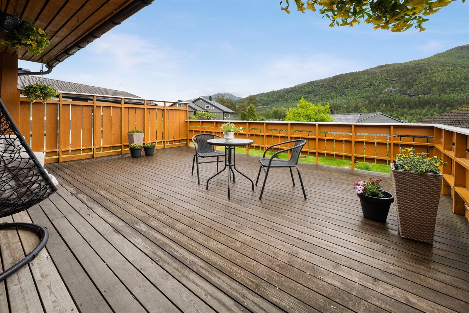 Terrassen har gulv av terrassebord og rekkverk i tre. Galleribilde