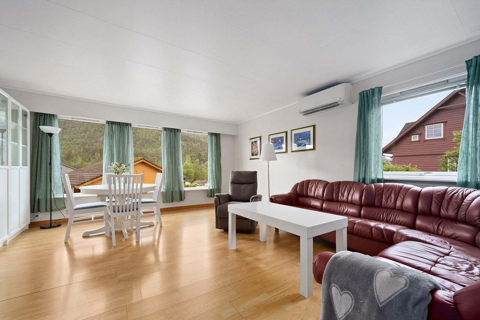 De store vindusflatene slipper inn rikelig med dagslys. Galleribilde