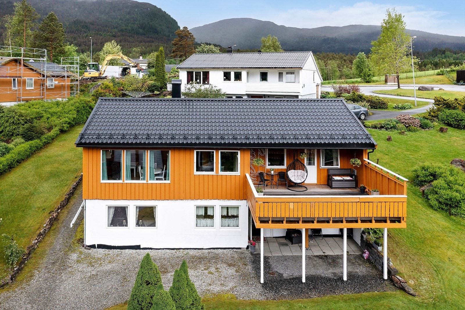 Eneboligen har en godkjent utleiedel i sokkeletasjen utleid for kr. 6 000,- pr. mnd. + strøm. Galleribilde