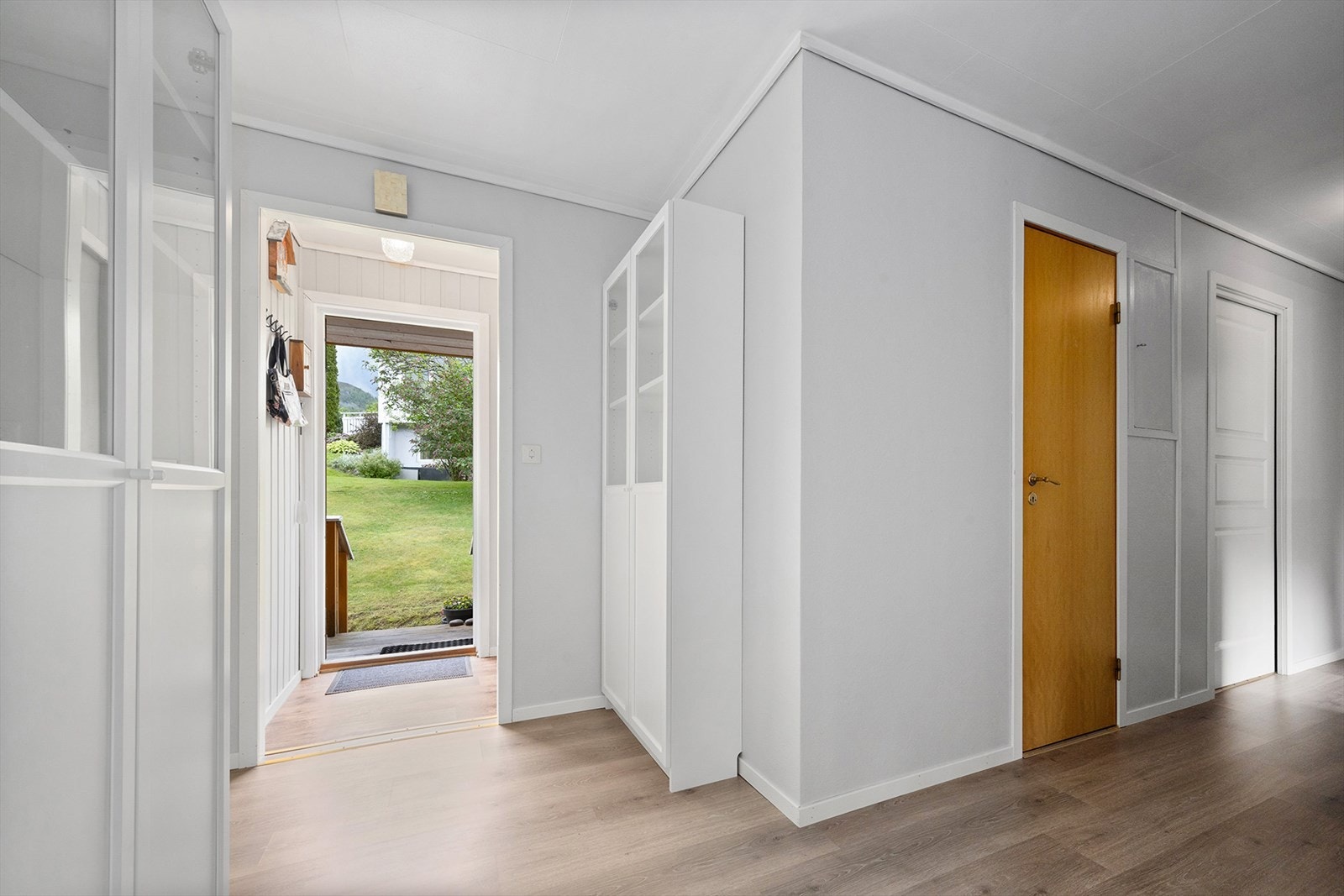 Innvendige overflater i hovedetasjen har gulv av laminat og belegg samt vegger med malte plater og strier. Galleribilde