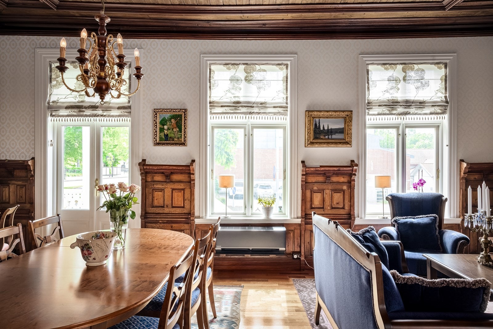 Fra spisestuen er det utgang til overbyd veranda med nedgang til hageområdet Galleribilde