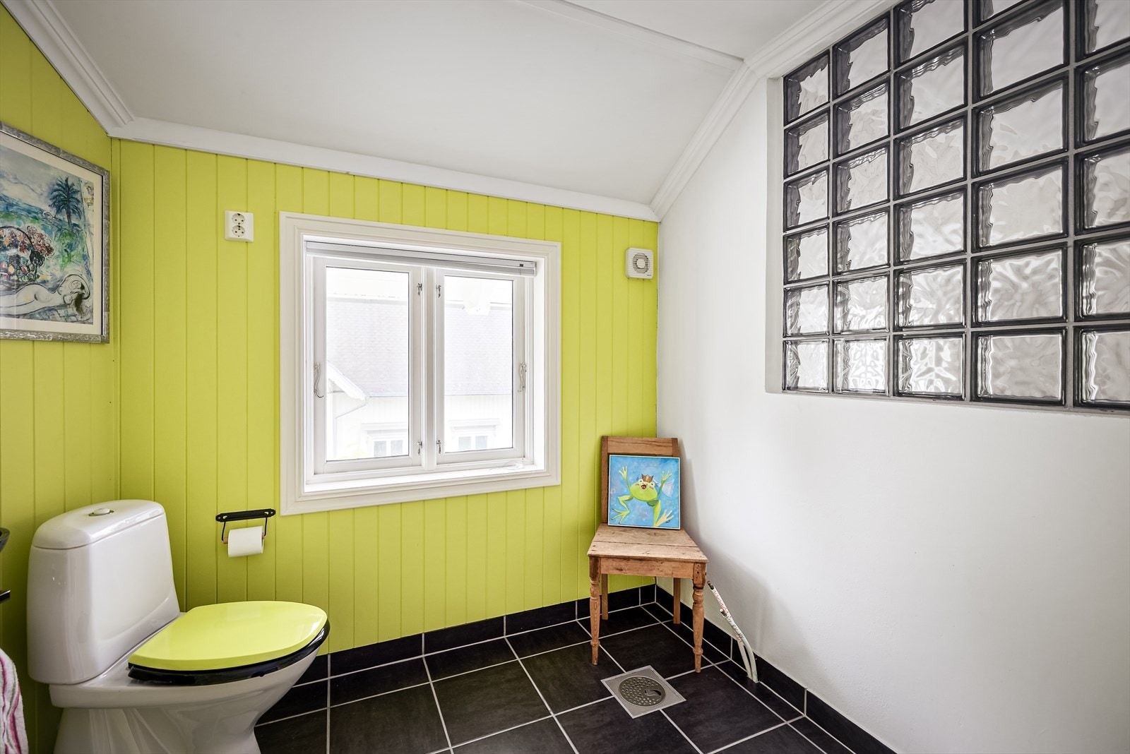Baderommet har panel på vegger og flis på gulv med varmekabler Galleribilde