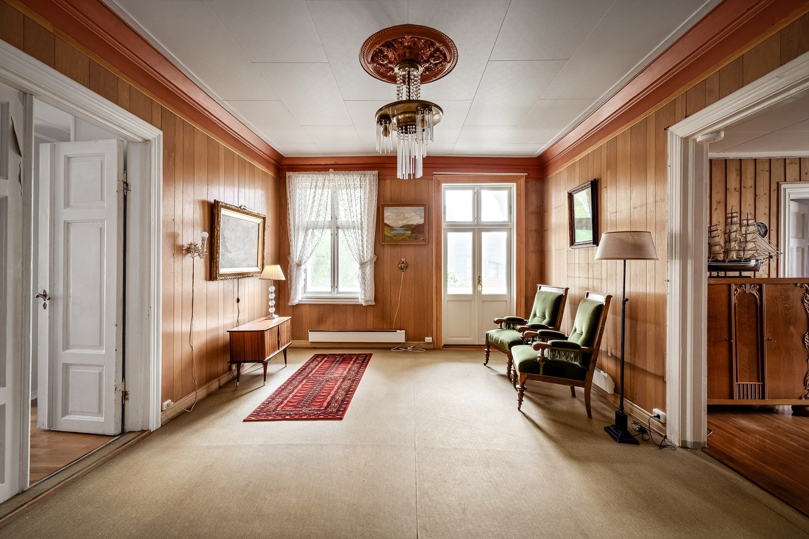 I boligens 2. etasje er det romslig stue med utgang til balkong Galleribilde