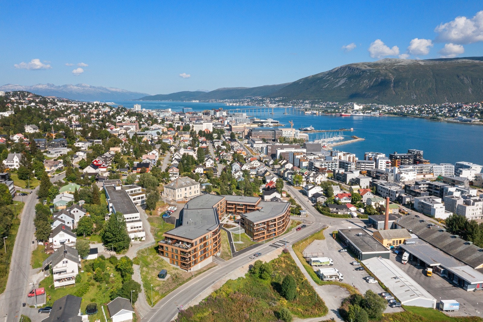 Det er gangavstand til butikker, kafèer, promenade langs havet og turløyper på toppen av øya!
