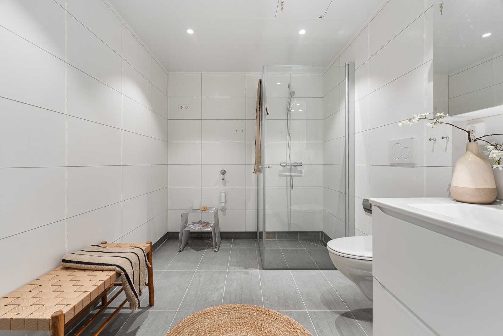 Pent og innbydende bad med opplegg for vaskemaskin.