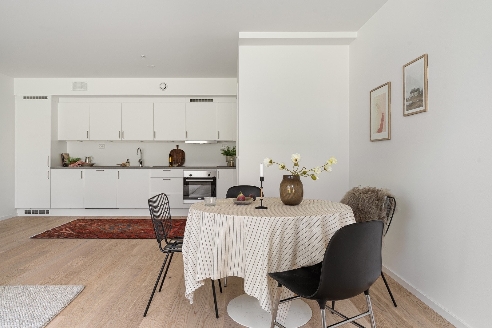 Innflyttingsklar og moderne leilighet med praktiske løsninger og gjennomført standard.