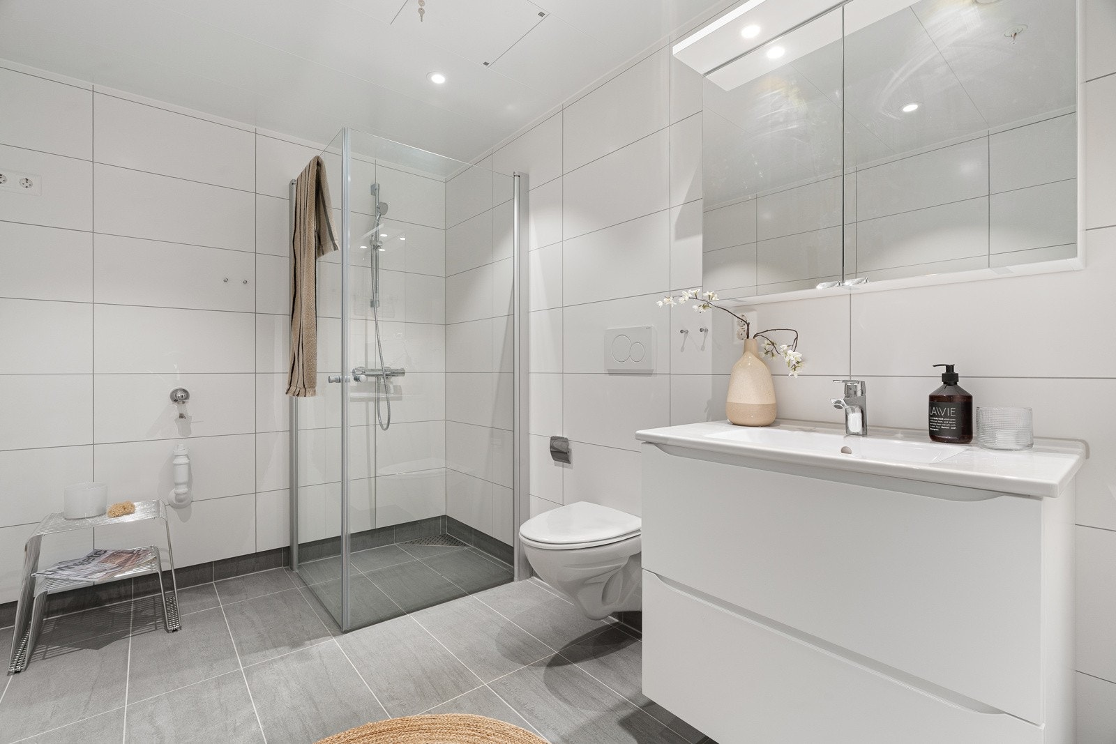 Badet oppleves stort og har plass til benk, stellebord eller andre oppbevaringsmøbler om nødvendig.