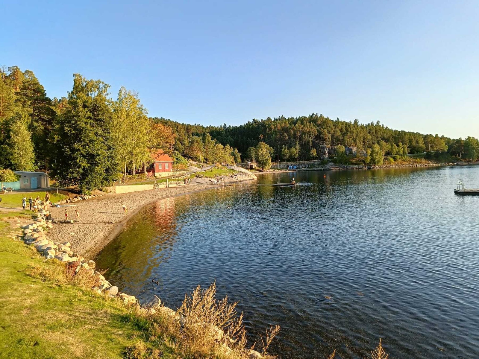 Hvervenbukta er mindre enn 10 minutters kjøring fra leiligheten, og byr på lett tilgjengelig sommeridyll ved Oslofjorden. Galleribilde