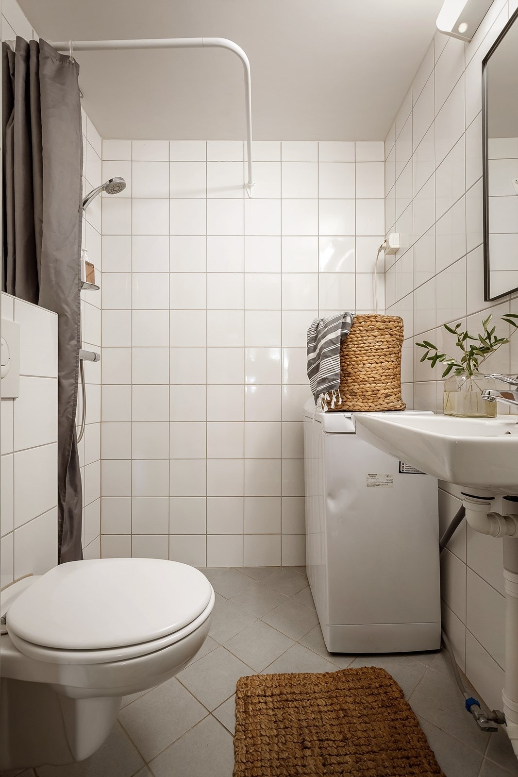 Badet er utstyrt med opplegg for vaskemaskin, åpen dusj, veggmontert wc og
servant med ett greps blandebatteri fra FM Mattsson. Det er plass for vaskemaskin (60cm) og da er det mulighet for å sette inn tørketrommel om ønskelig. Galleribilde
