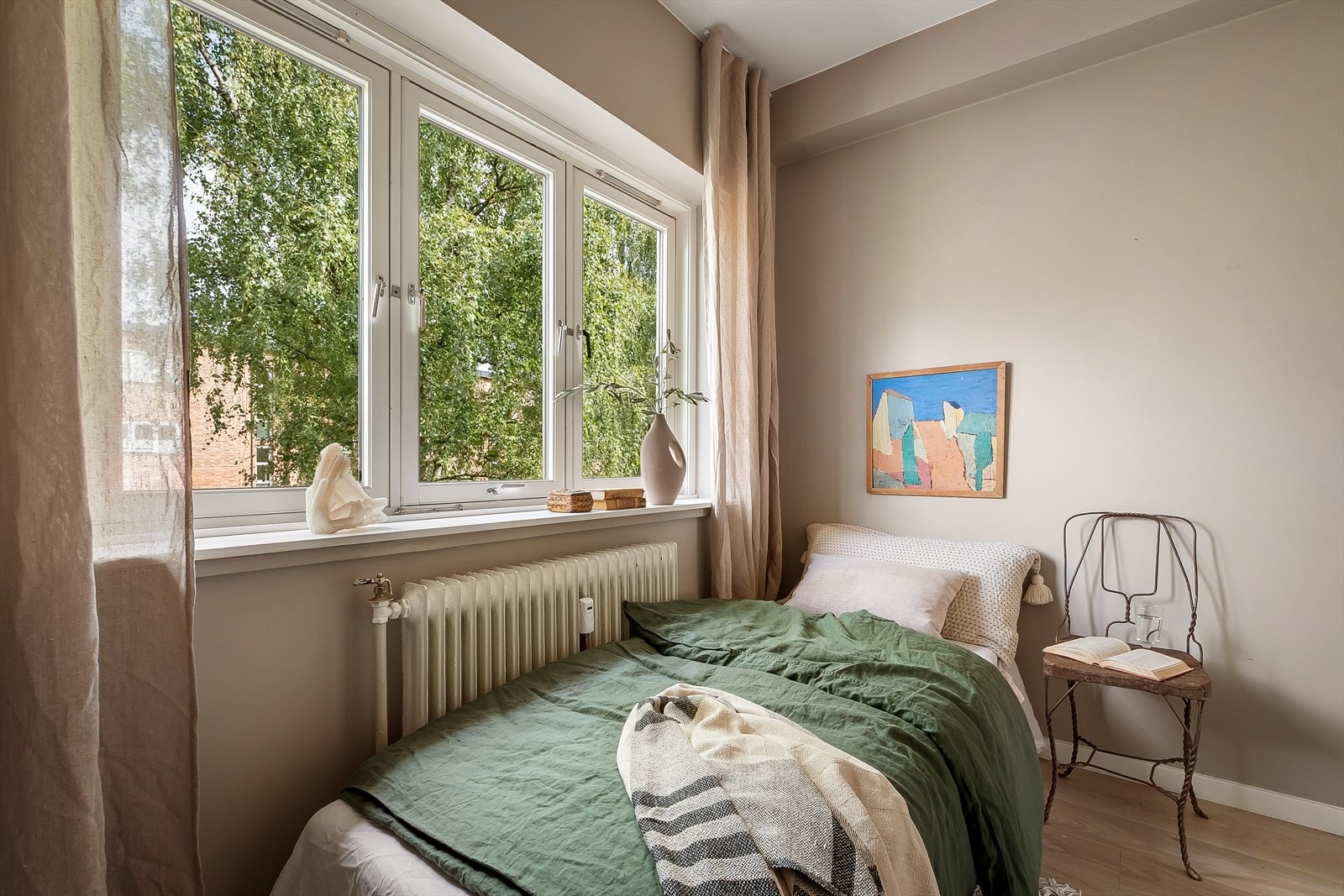 Rommet har plass til seng og annet ønskelig møblement. Galleribilde
