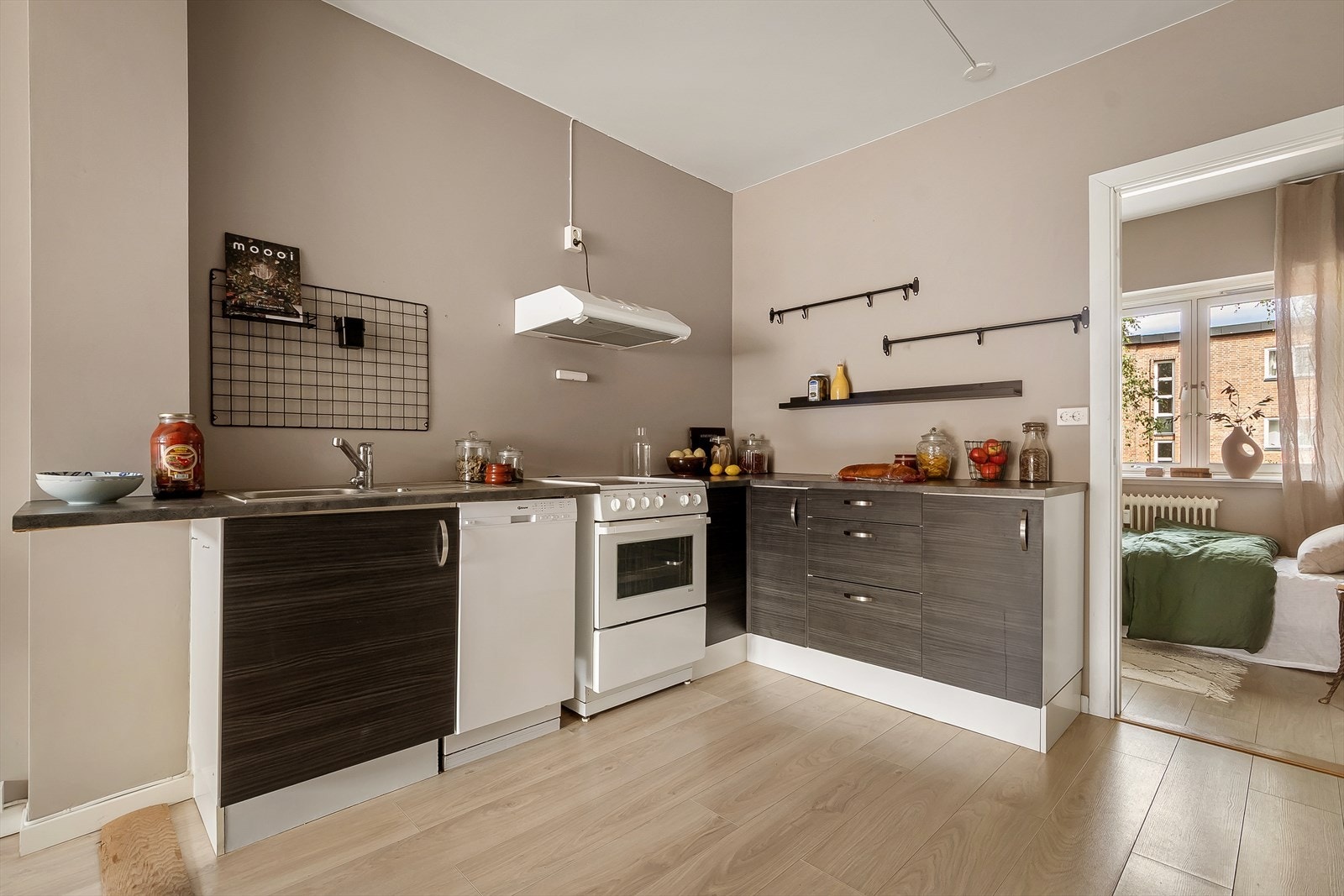 Kjøkkeninnredning fra HTH med laminerte fronter og laminert benkeplate. Galleribilde