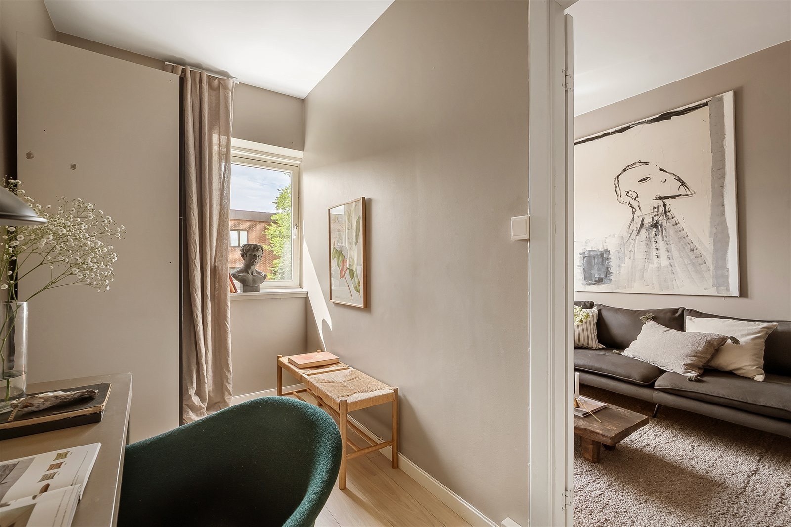 Det er plass til garderobeskap og skrivebord. Galleribilde