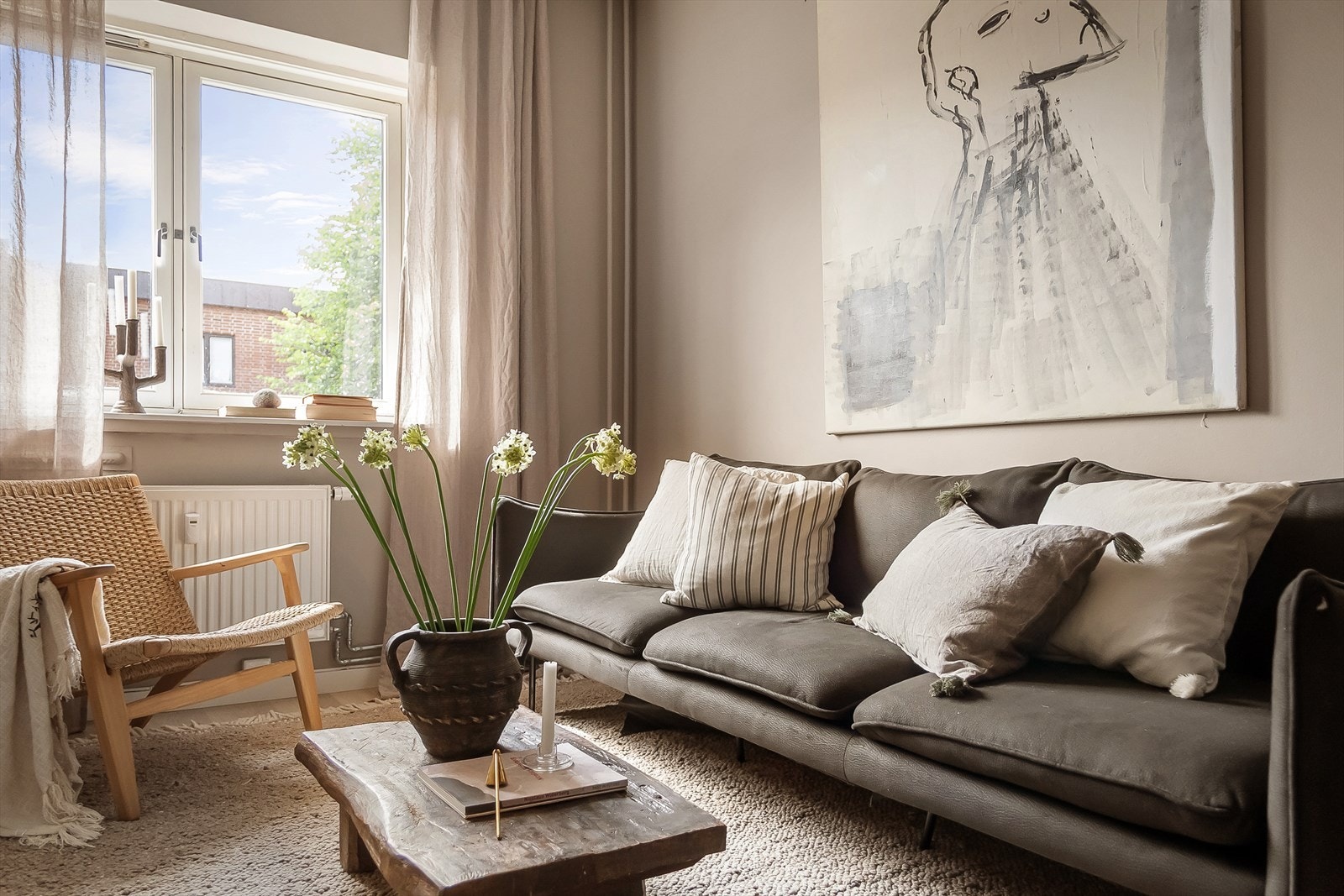 Stuen har plass til sofagruppe, spisebord og annet ønsket møblement. Galleribilde