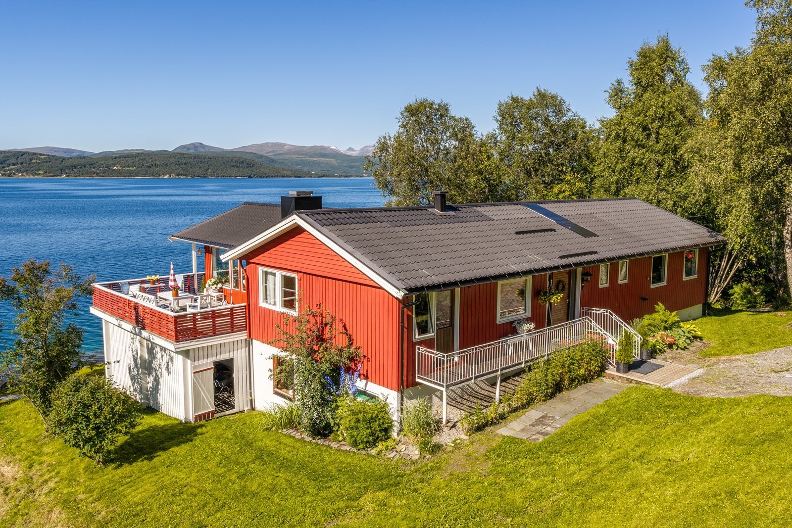 Boligen ligger lunt til med nydelig sjøutsikt, barnevennlige omgivelser og kort vei til Finnsnes sentrum. Galleribilde