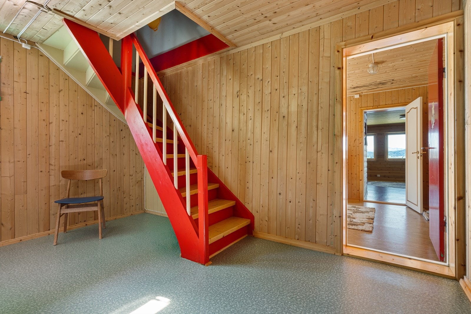 Kjelleren byr på en ekstra stue og fire boder med gode oppbevaringsmuligheter. Galleribilde