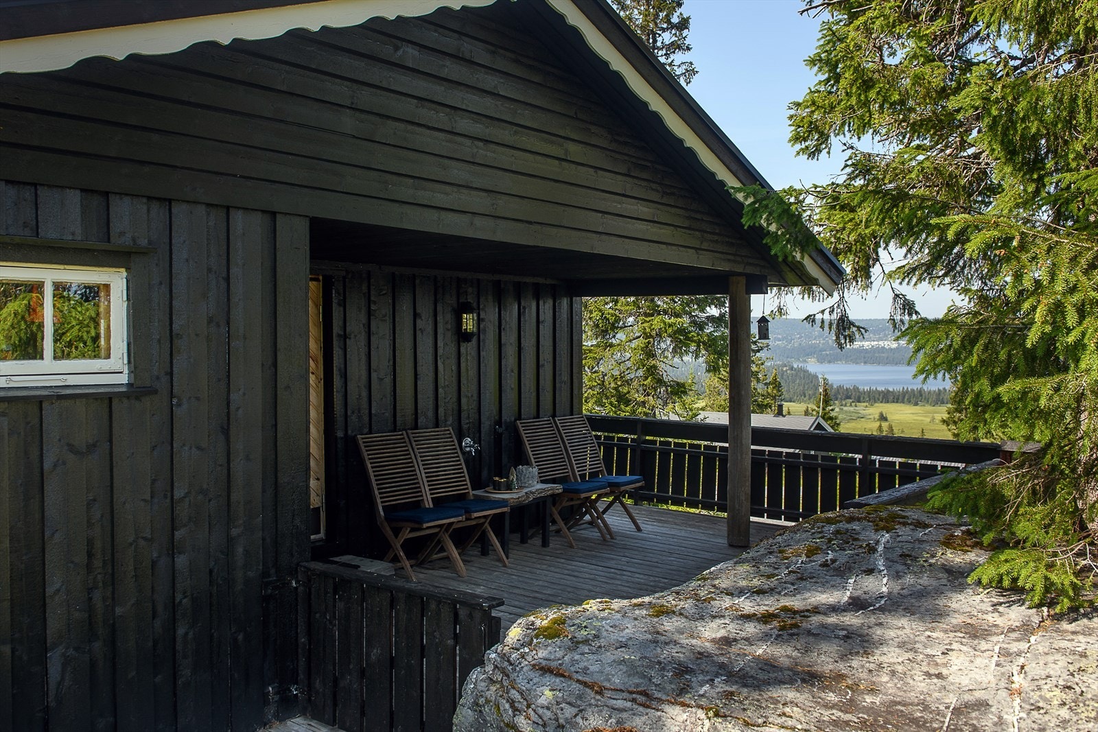 Overbygd inngangsparti med plass for en liten sittegruppe. Galleribilde