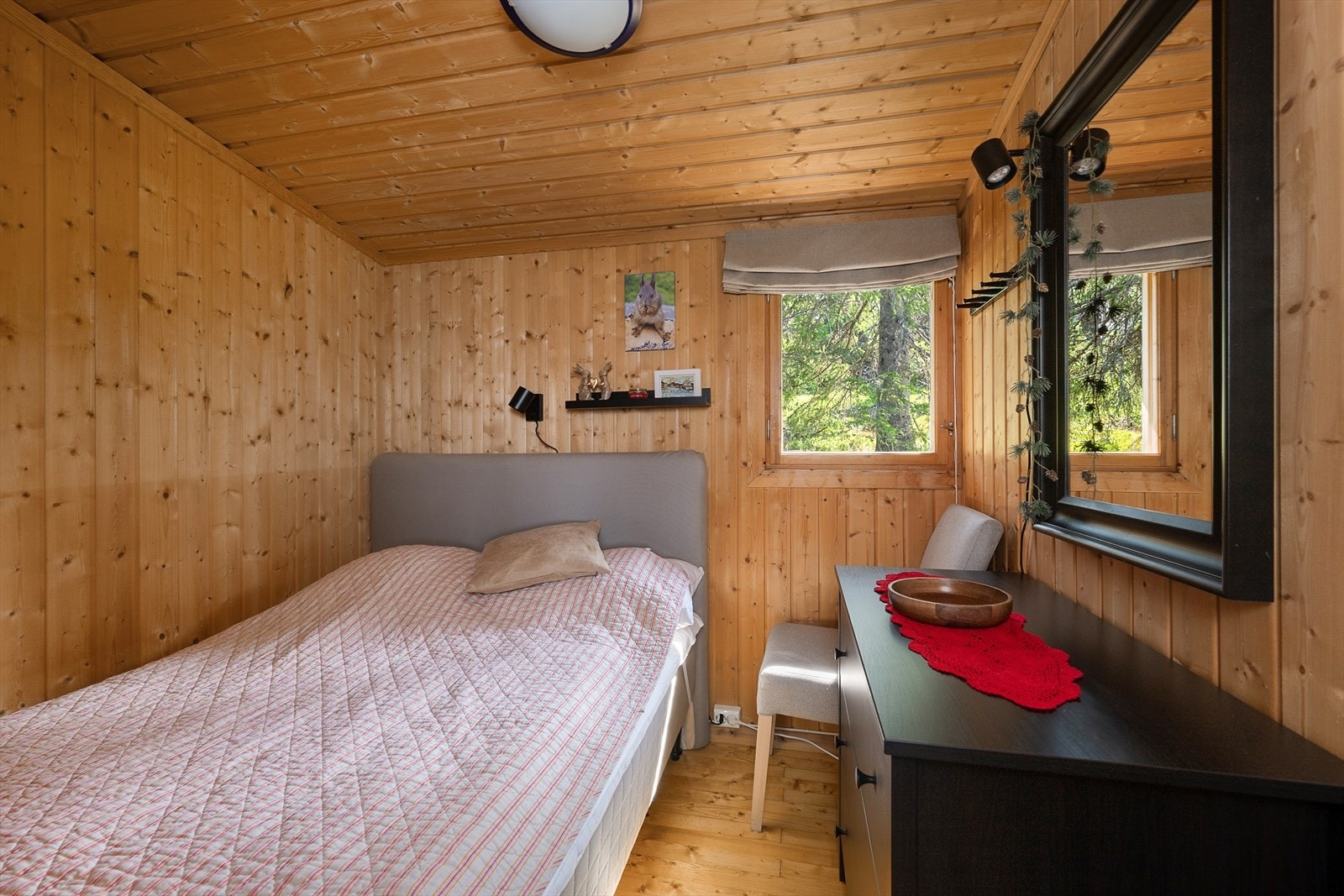 Soverom med plass til seng og kommode. Galleribilde