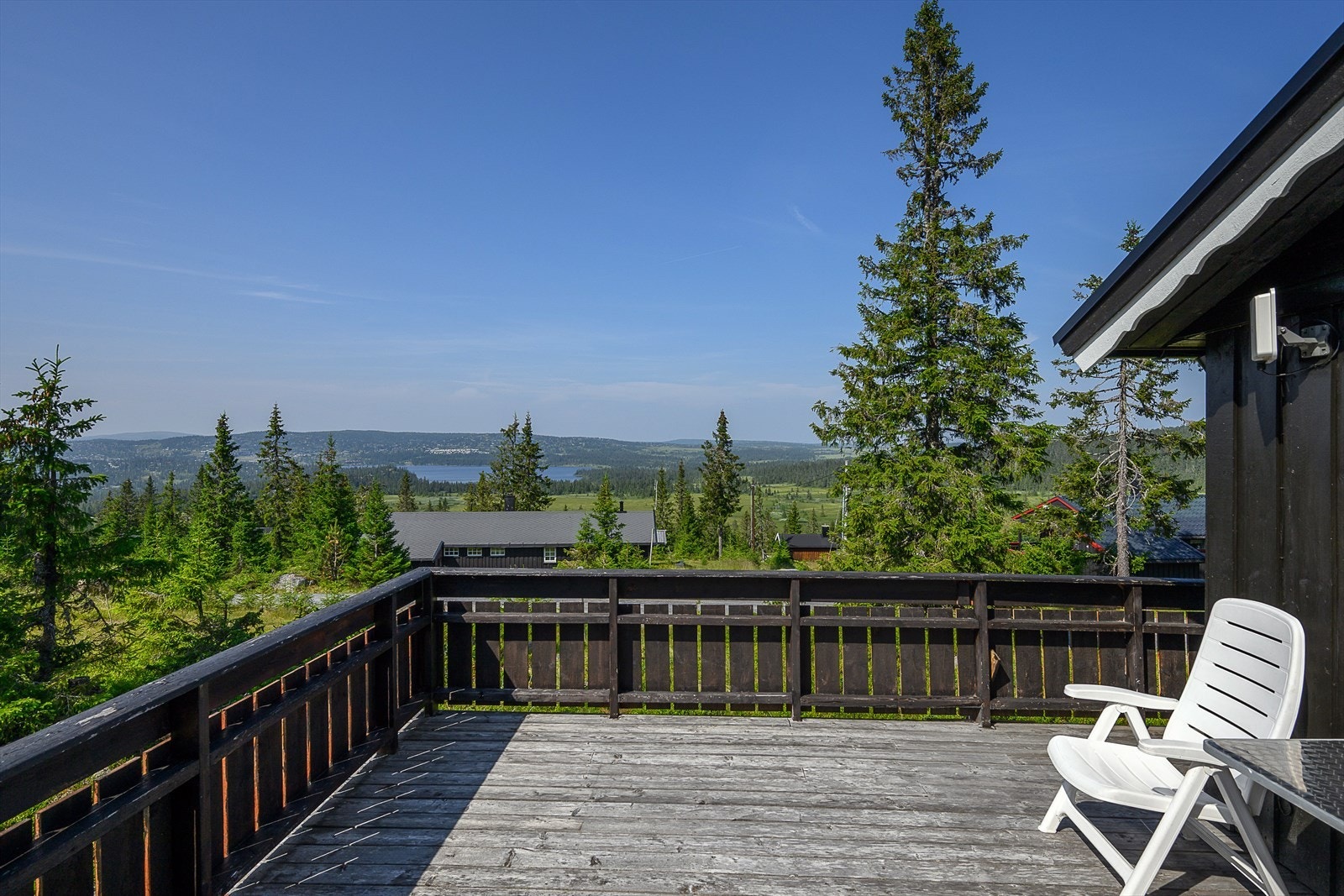 Romslig terrasse ved hytta der du kan slappe av i fred og ro, forholdsvis skjermet for innsyn. Nærmeste skiløype ligger i kort avstand fra hytta. Galleribilde