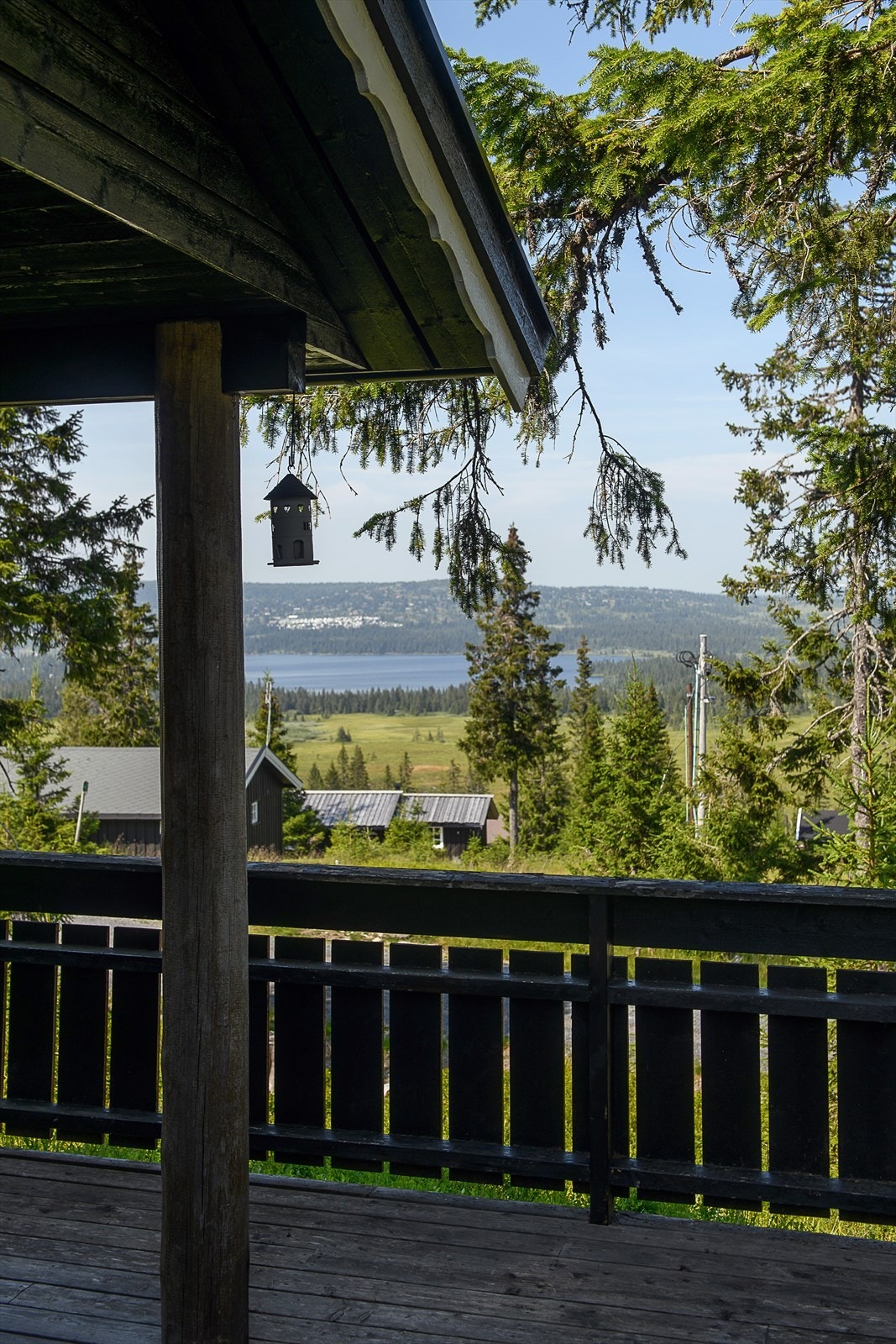 Nyt utsikten mot Sjusjøvannet fra terrassen. Galleribilde