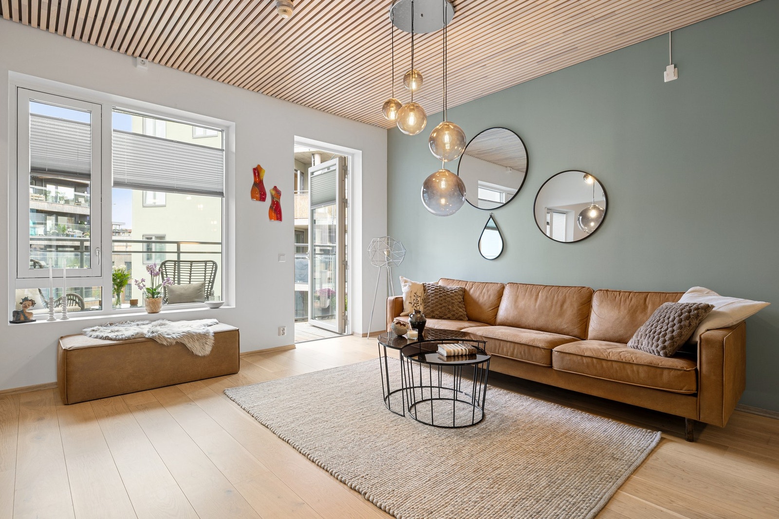 Leiligheten måler 70 kvm (BRA-i) og inneholder entré, bod, bad, stue/kjøkken, TV-stue og 2 soverom. Utover dette har du en ekstern bod, samt parkering i oppvarmet garasjekjeller. Galleribilde