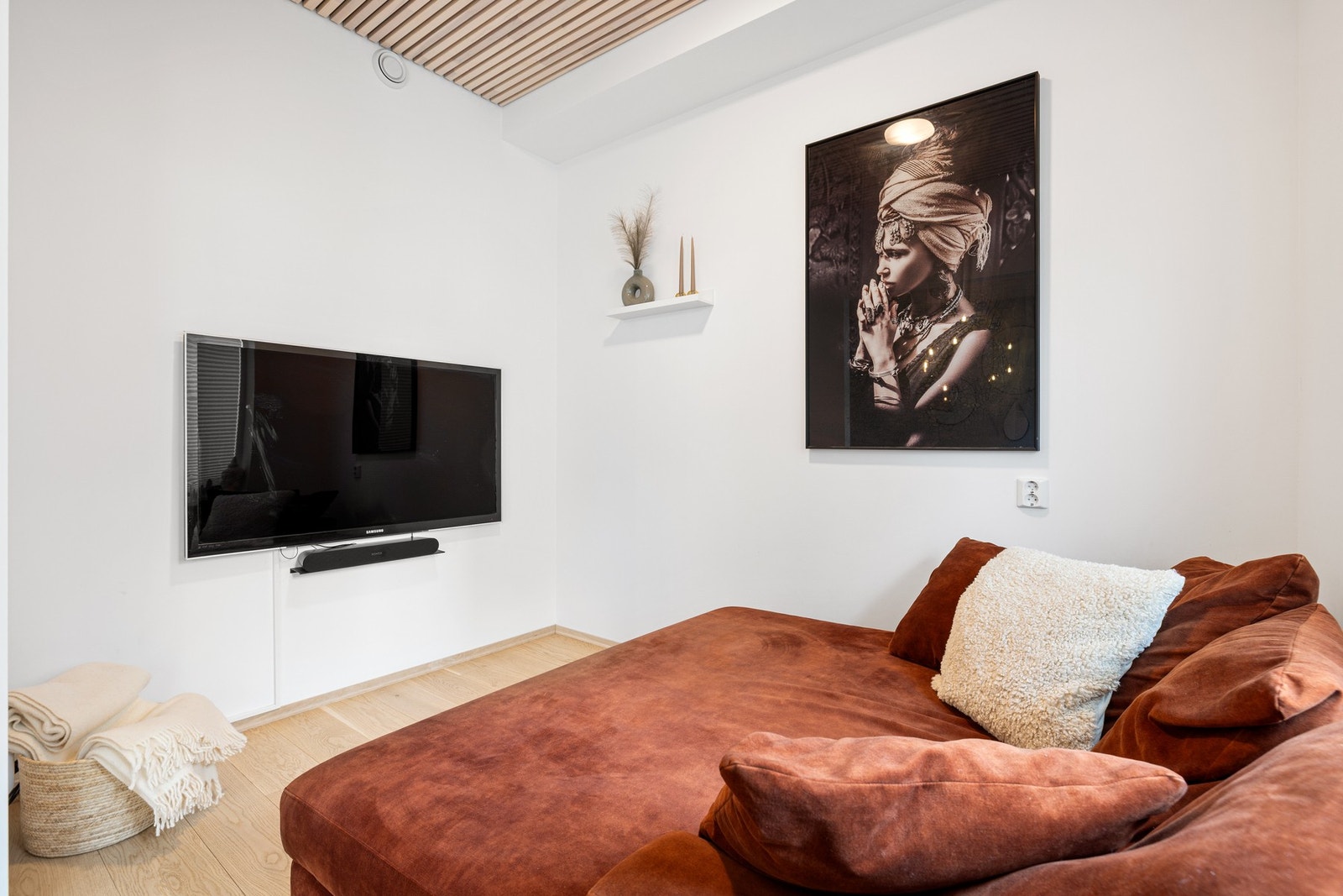 Innhuket ved stuen er opprinnelig et soverom, men ble gjort om til fordel for en meget innbydende og koselig TV-stue. Galleribilde