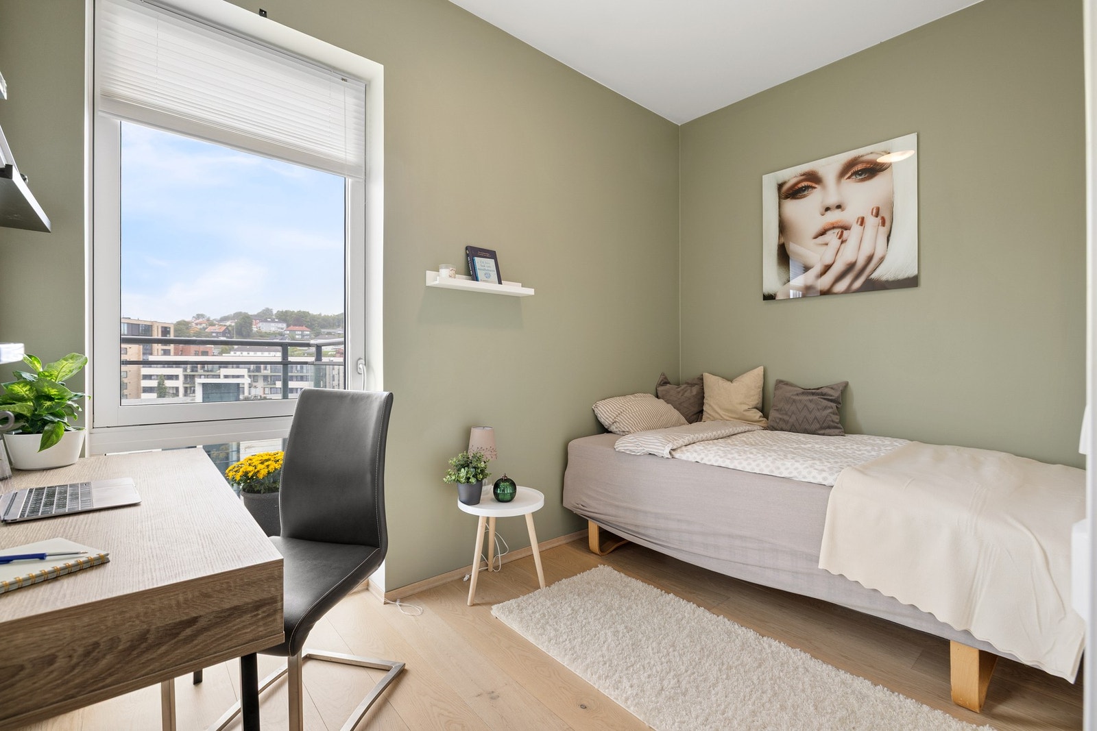 Soverom 2 måler 7 kvm og har godt med plass til seng av god størrelse, nattbord, garderobeskap og annet ønskelig soveromsmøblement. Galleribilde