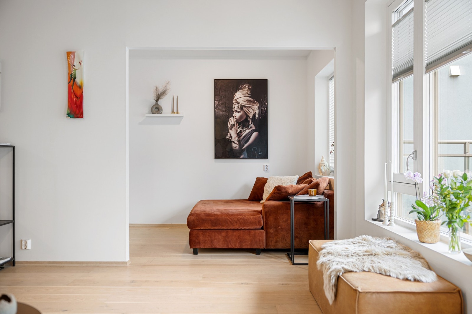 Detaljbilde av fra "hovedstue" mot TV-stue. Legg merke til plassbygde plisségardiner på vinduene. Galleribilde