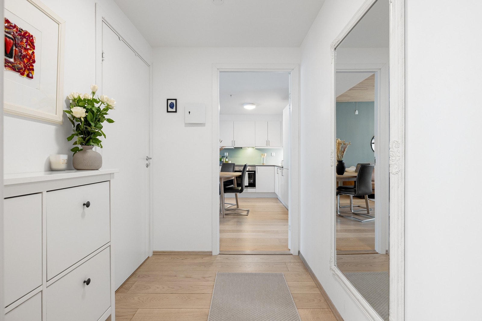 Entréen måler 3,5 kvm og har plass til oppbevaring av sko og oppheng av yttertøy. Boden til venstre anses som en forlengelse av entréen og kan brukes til oppbevaring av diverse ønskelig. Eksempelvis også mulig å etablere et walk-in closet. Galleribilde