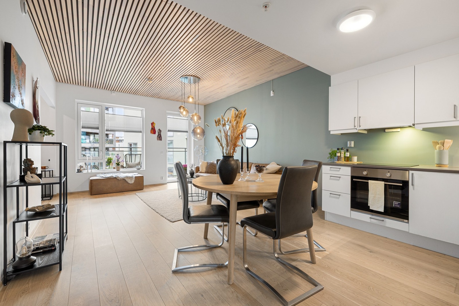 I himling er det montert lekre spiler som bidrar til å skape et moderne utrykk i oppholdsarealet. Det er for øvrig montert identiske spiler i TV-stuen. Galleribilde