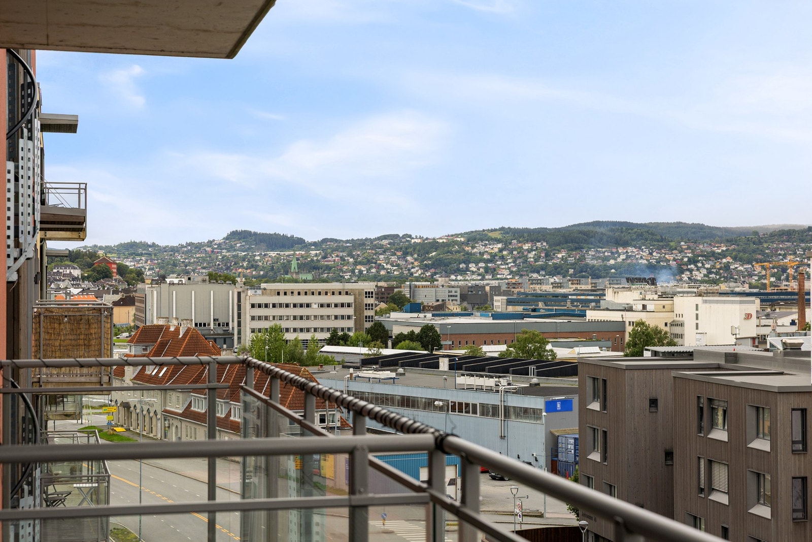 Fra balkongen kan du nyte rolige dager med flott kveldssol på sommerhalvåret. Galleribilde