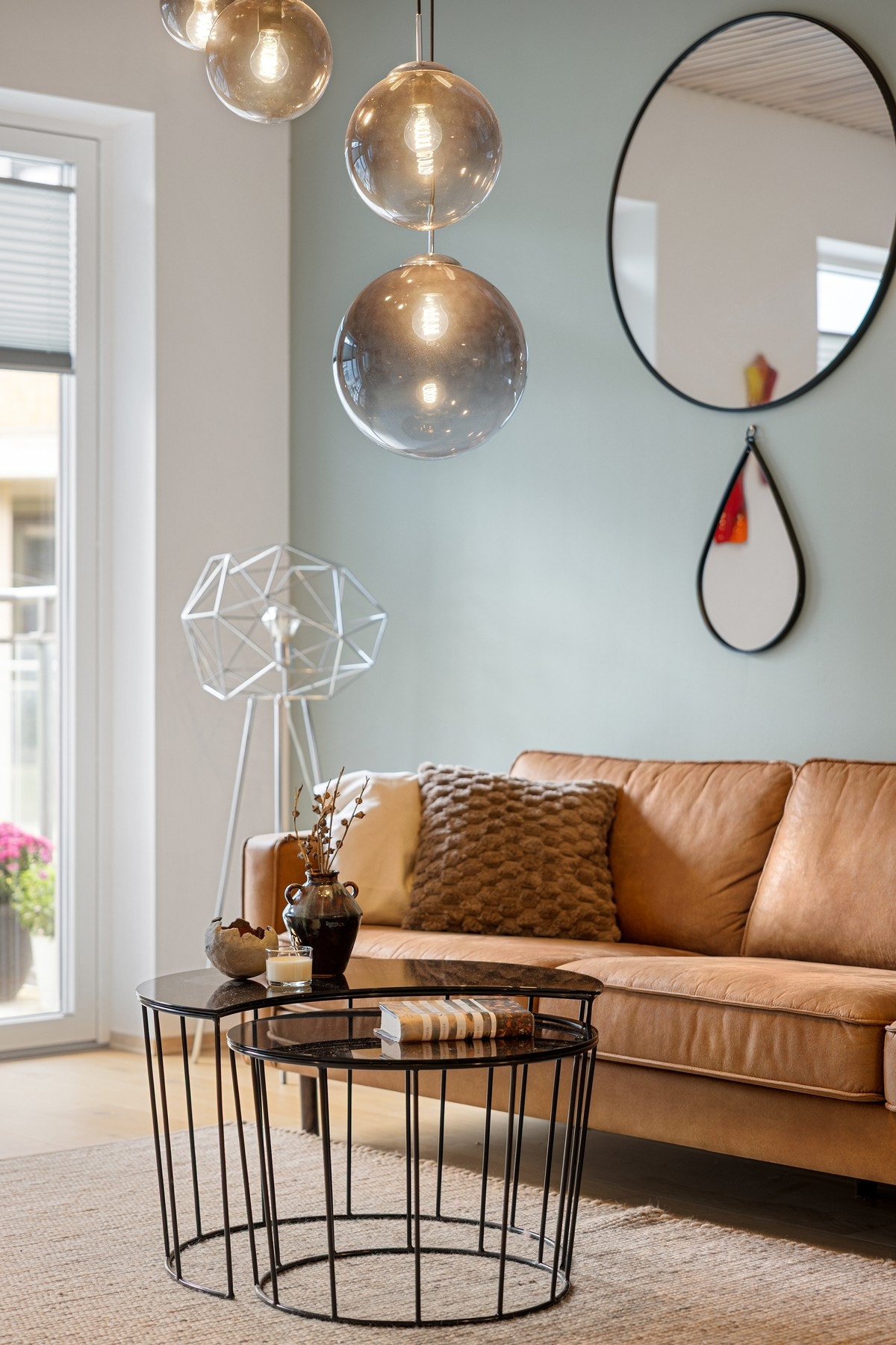 Detaljbilde av sofa og bord. Galleribilde