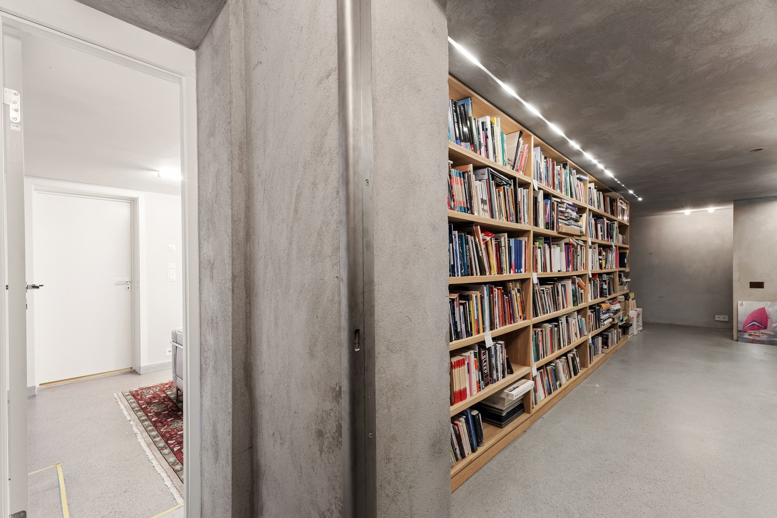 Ytterligere bibliotek-/arkivrom med optimal utnyttelse av veggplass. Galleribilde