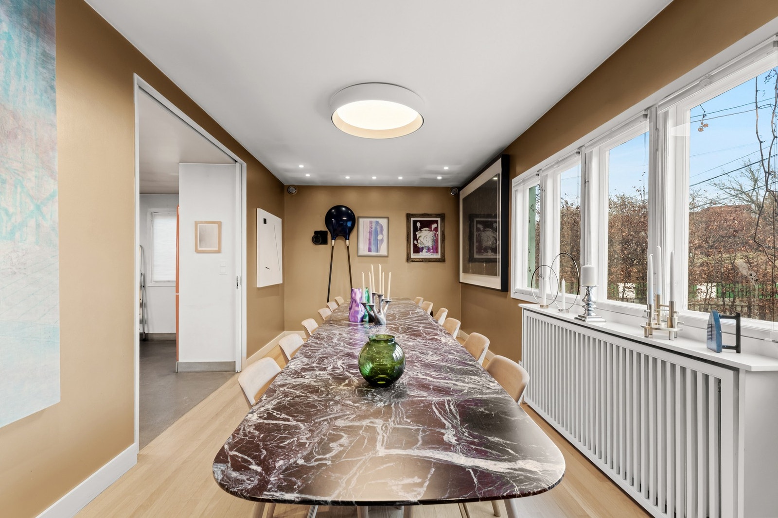 Store vinduer med utsyn til hagen. Galleribilde