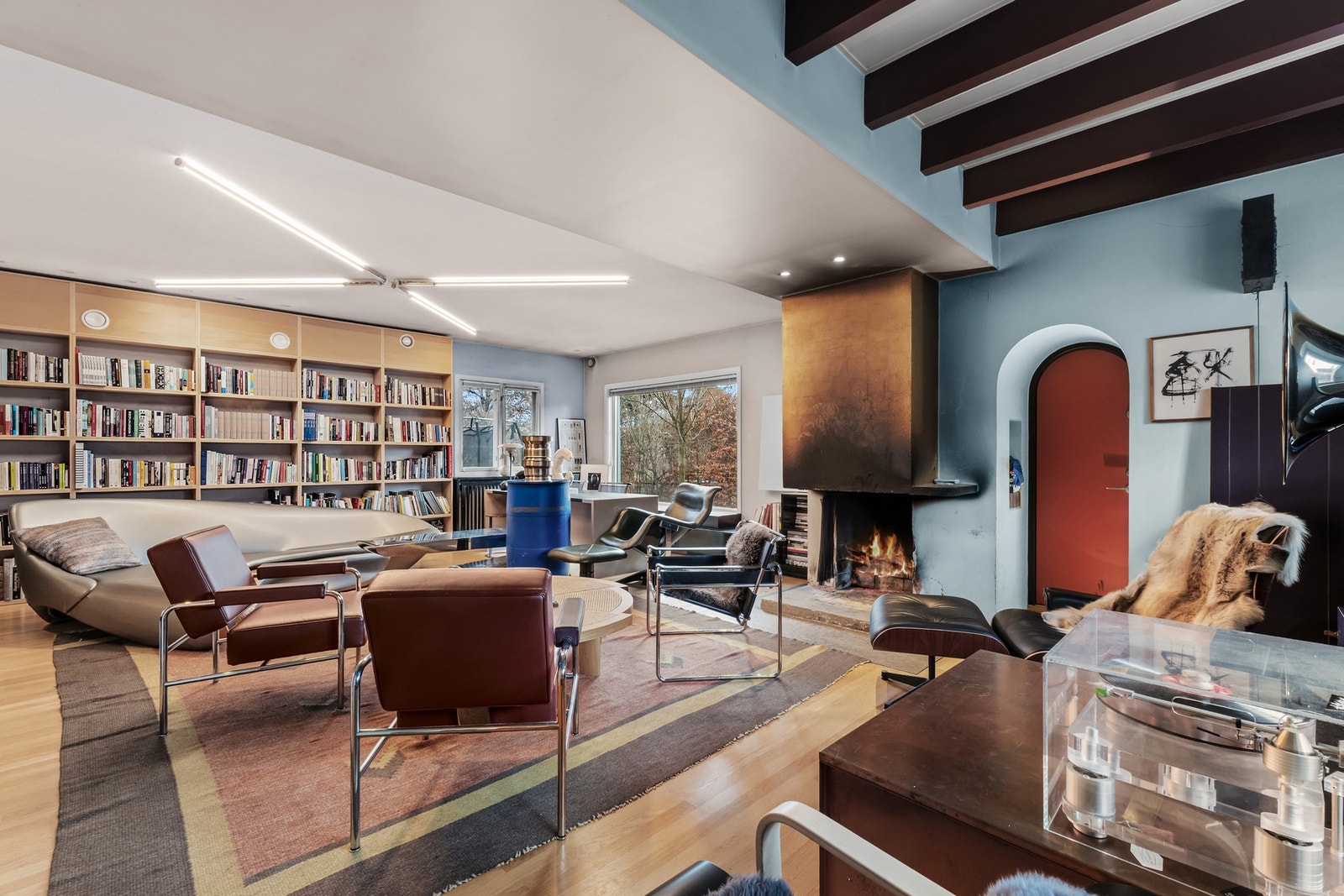 Stuen er åpen og luftig med integrert bibliotek. Galleribilde