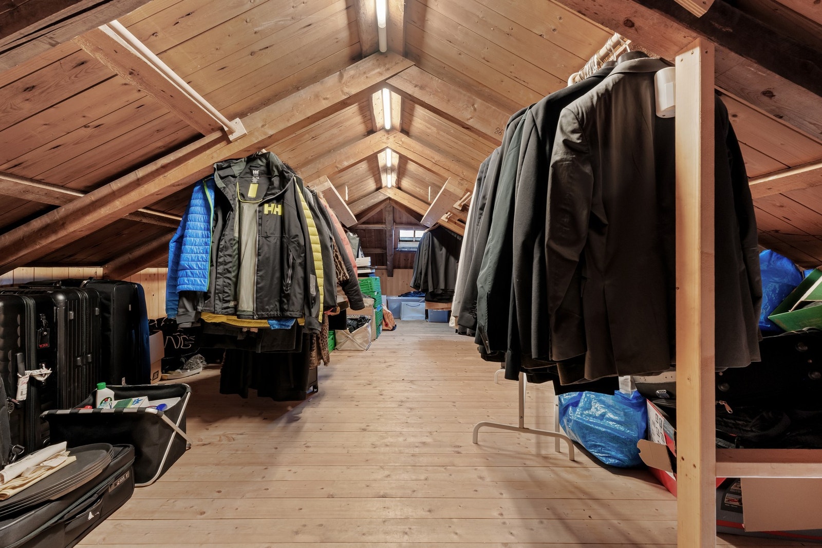 Romslig loft med god lagringskapasitet og enkel adkomst. Galleribilde
