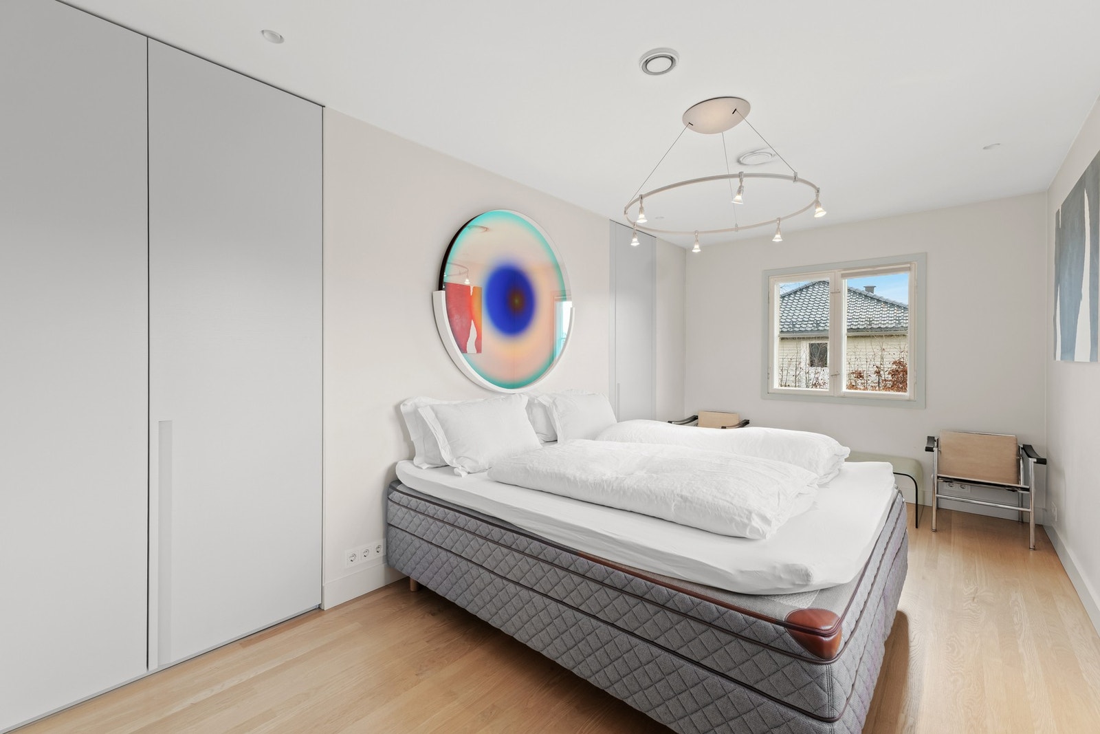 Lyst soverom med optimal plassutnyttelse og innebygde skap. Galleribilde