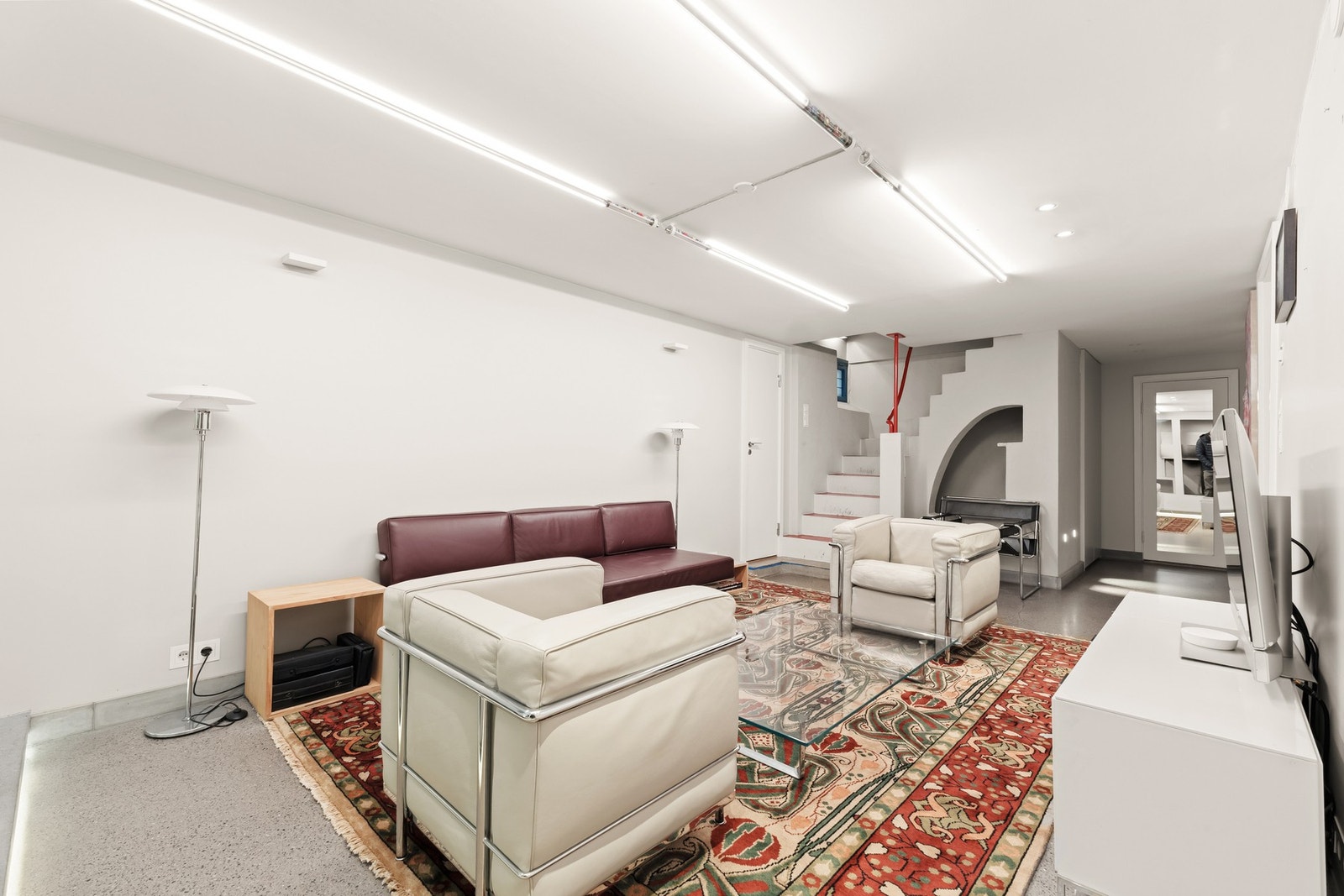 Stor kjellerstue med gode bruksmuligheter og god takhøyde. Galleribilde