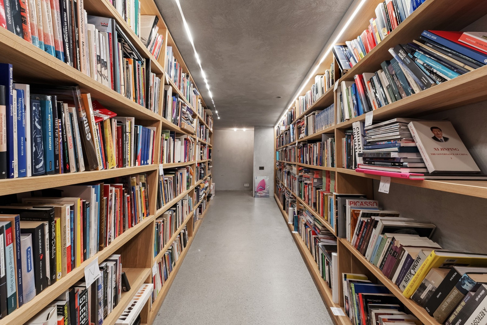 Bibliotek med imponerende volum og integrert hylleløsning. Galleribilde