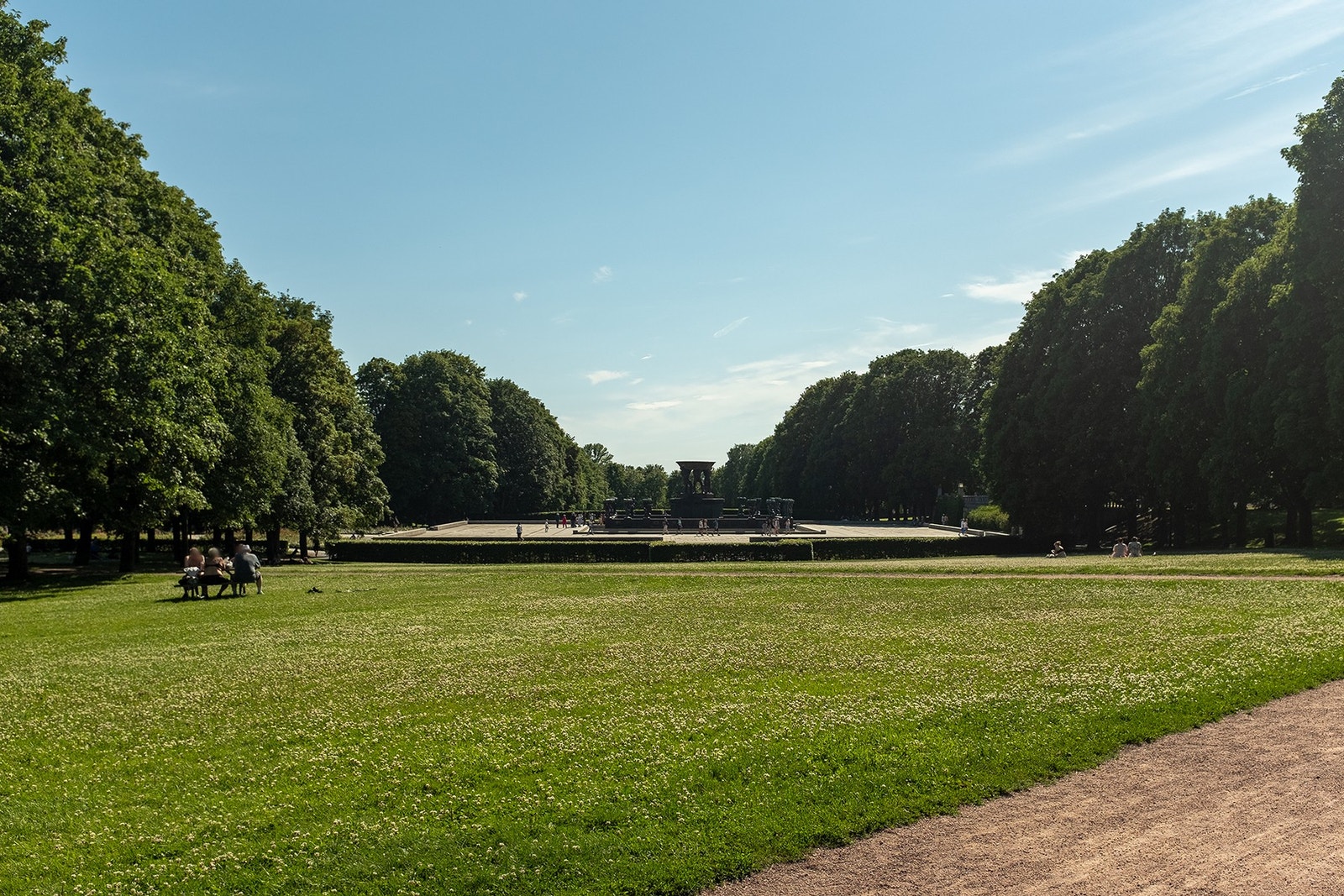 Frognerparken rommer Frogner stadion, Sonja Henie ishall, Frognerbadet og nasjonal arena for tennis, med alt det innebærer av muligheter for aktiviteter, lek og rekreasjon. Galleribilde