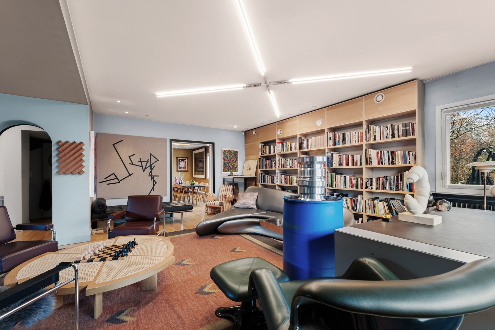 Åpent og gjennomlys stueområde med god plass til flere grupper. Galleribilde