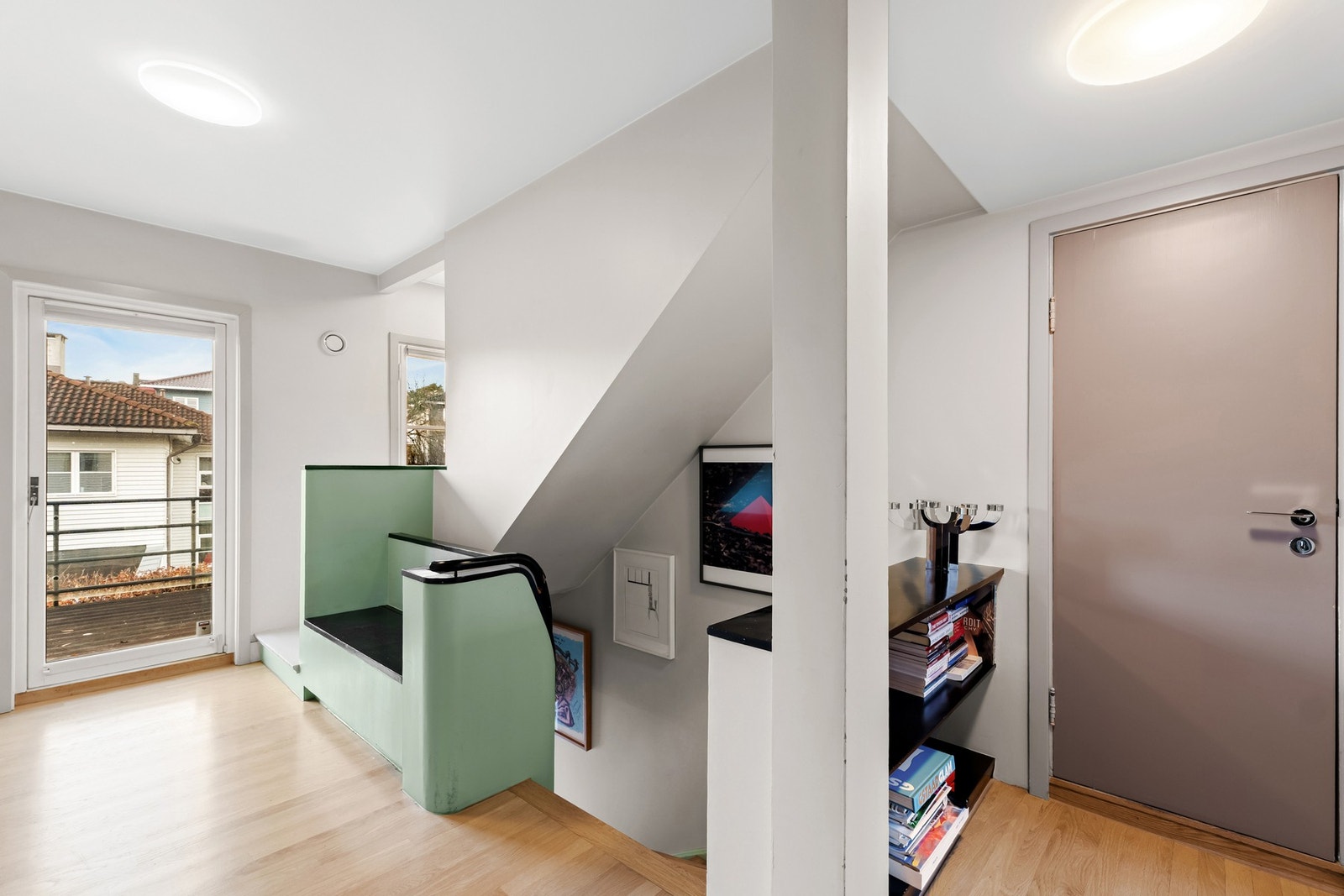 Romslig hall med praktisk planløsning og gjennomgående lys. Galleribilde