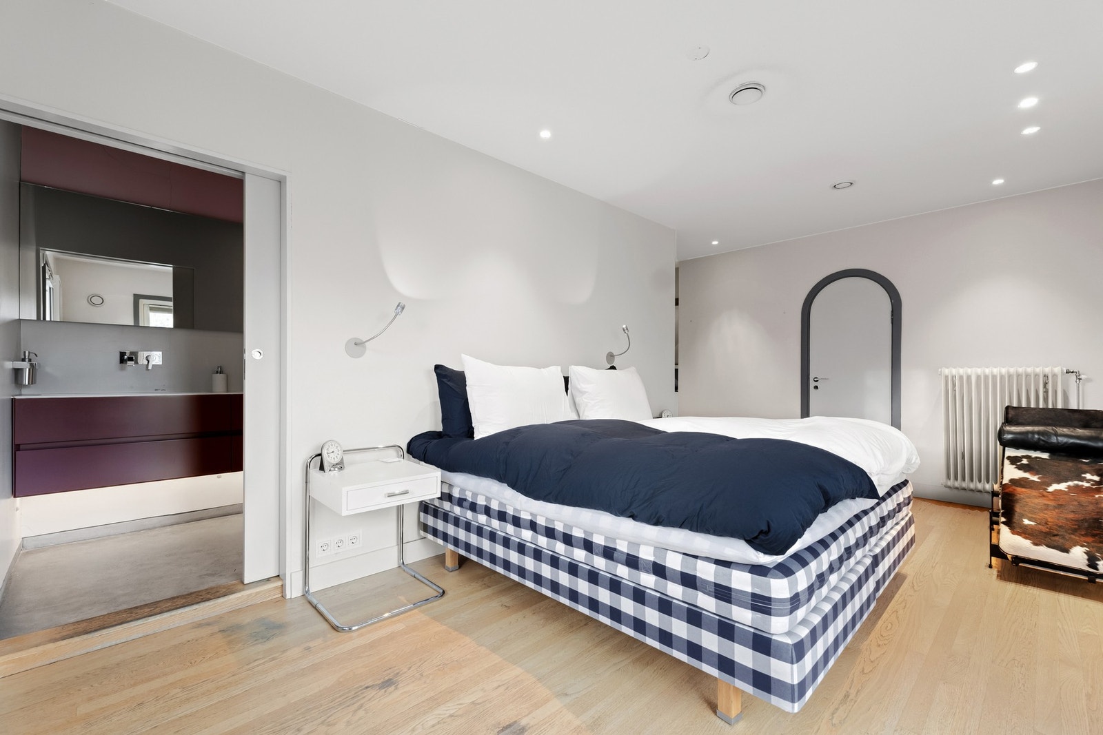 En suite hovedsoverom med lekkert moderne bad. Galleribilde