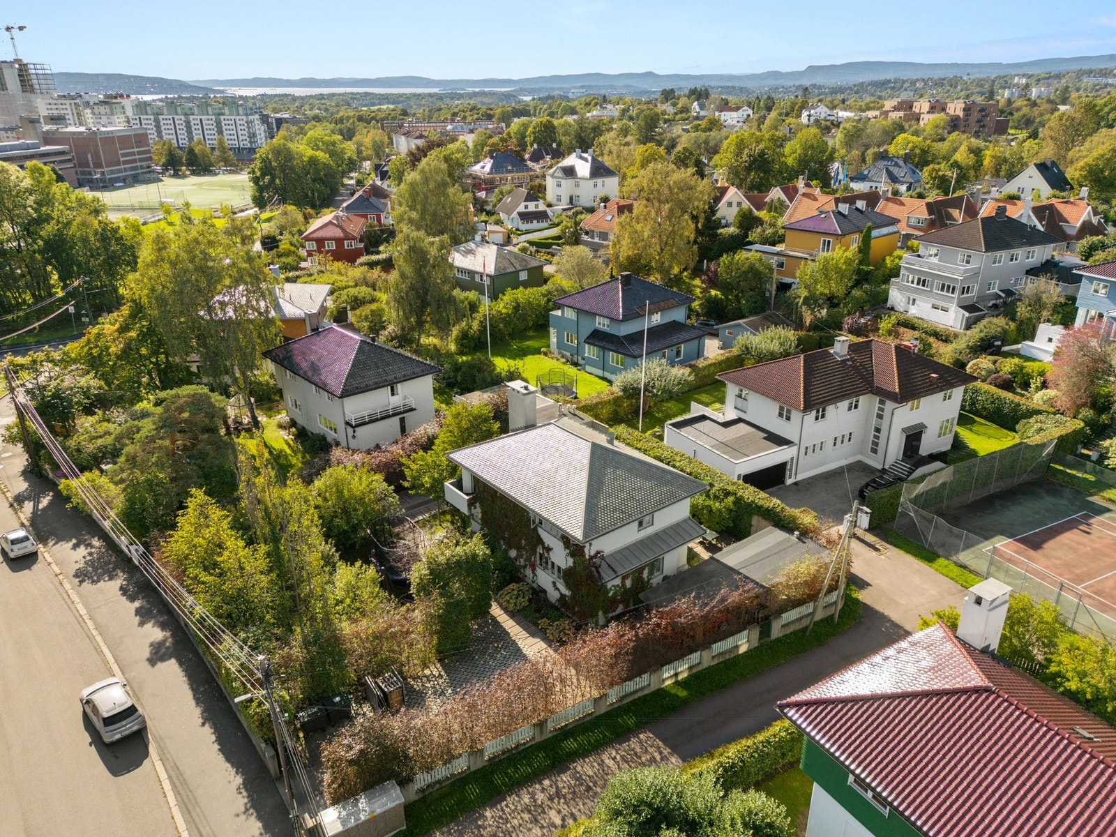 Villaen har en fantastisk beliggenhet på Frøen, et av Oslos mest etterspurte områder. Strøket ligger mellom Vinderen og Majorstuen, like nordvest for Friggfeltet. Galleribilde
