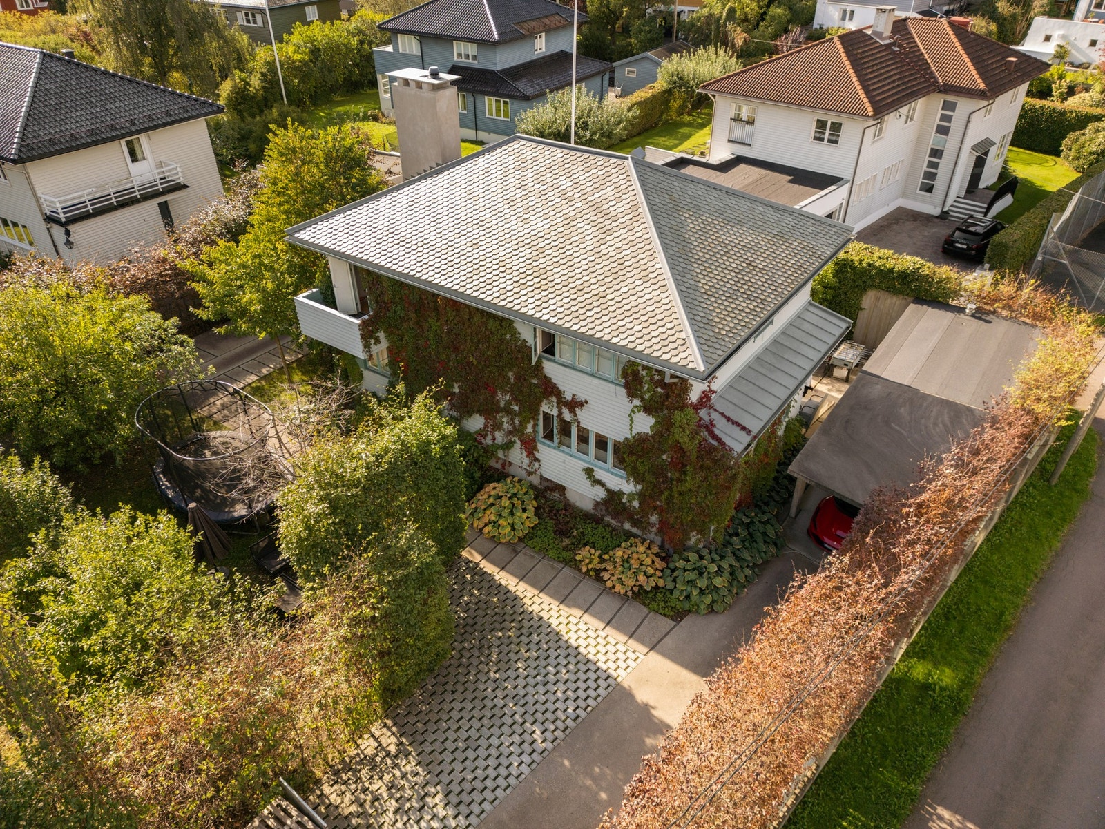 Velstelt uteområde med skjermet atmosfære og grønn beplantning. Galleribilde