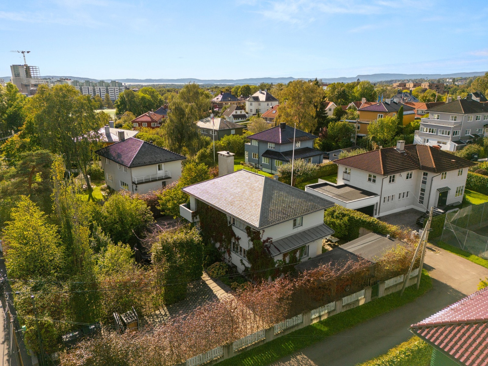 Stedet er fredfullt og barnevennlig, preget av vakker villabebyggelse, som ligger omkranset av grønne, idylliske hager. Galleribilde