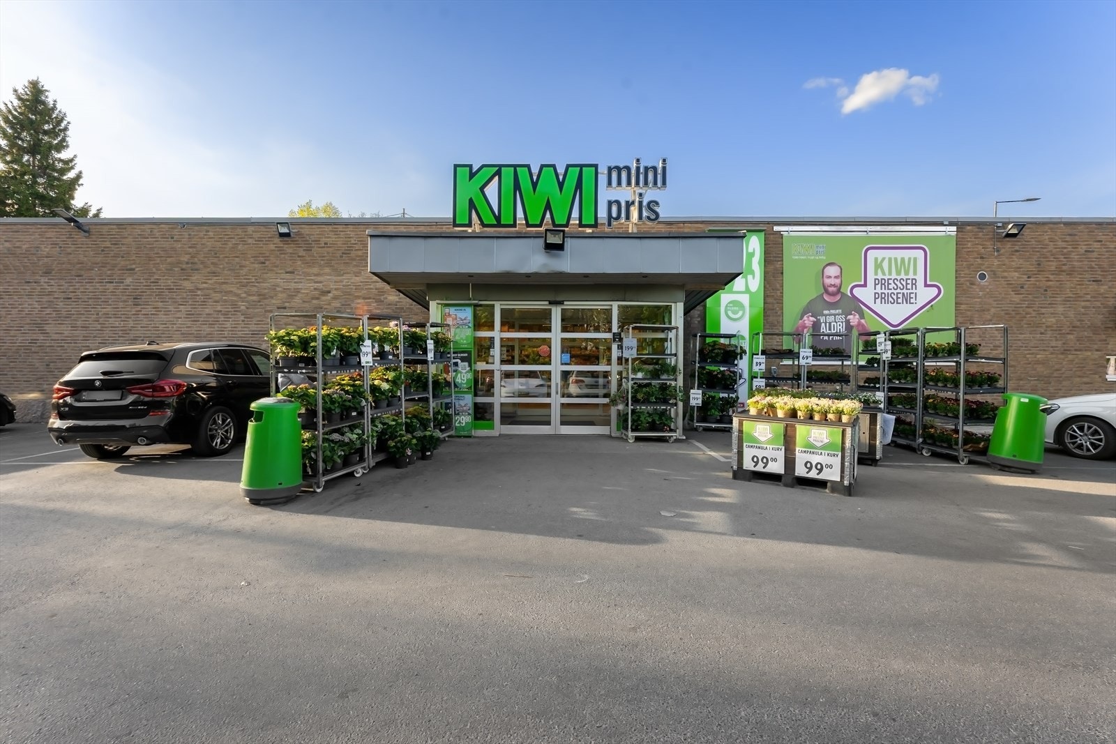 Kiwi og søndagsåpen Joker ligger ca. 500 meter fra boligen. Galleribilde